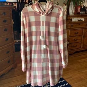 Lounge in this cozy hooded long top!